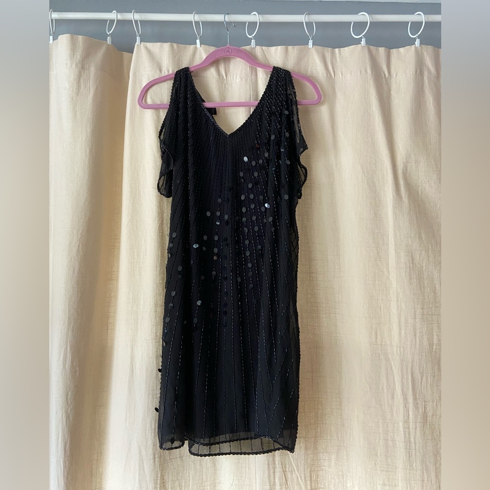 J Kara, V neck, black, beaded, cold shoulder cocktail dress. Size 6P.